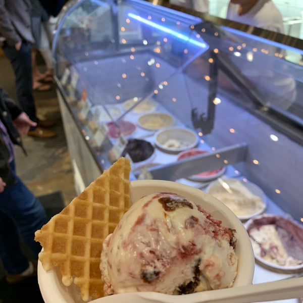 Снимок сделан в Jeni&#39;s Splendid Ice Creams пользователем Eric B. 10/25/2018