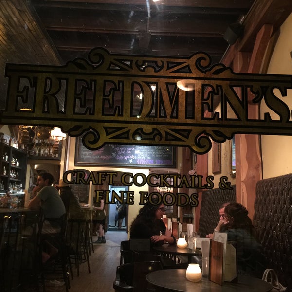 Foto tirada no(a) Freedmen&#39;s por Michael R. em 2/8/2017