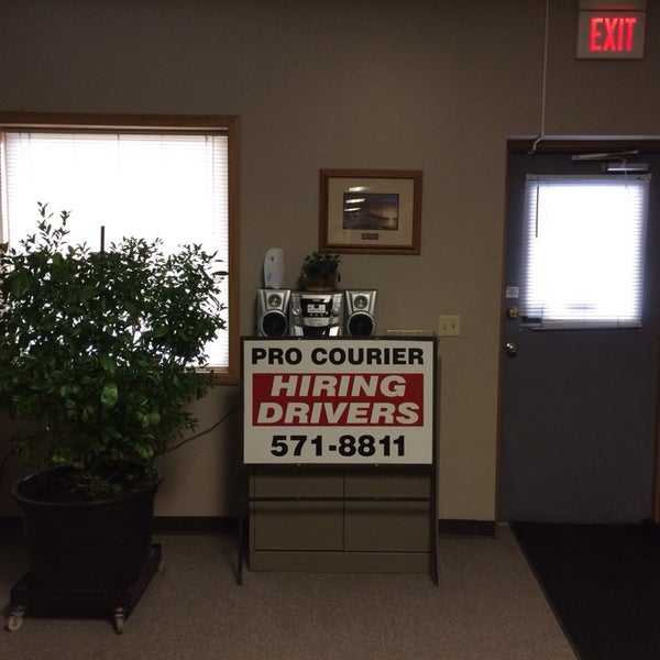 Пеший курьер логотип. Профессионал логотип вектор. Парень с коробкой в полный рост. Фотографии доставки. Time express professional movers and packers relocate.