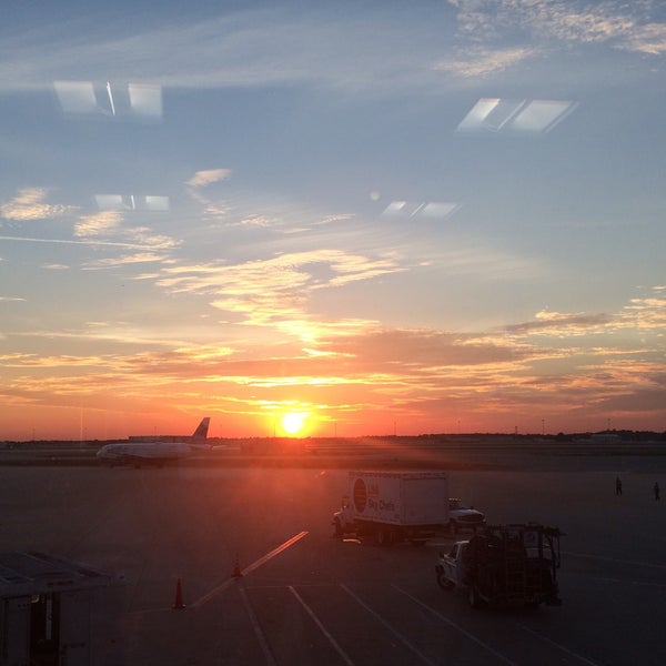 Снимок сделан в Международный аэропорт Орландо (MCO) пользователем Kira K. 12/19/2014
