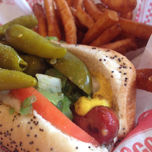 Photo taken at Chicago&#39;s Dog House by Ender J C. on 7/24/2015
