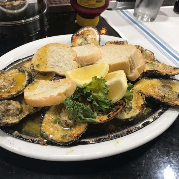 Снимок сделан в Deanie&#39;s Seafood Restaurant in the French Quarter пользователем Michelle M. 8/27/2019