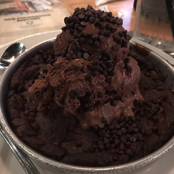 Photo taken at BJ&#39;s Restaurant &amp; Brewhouse by Michelle M. on 4/13/2019