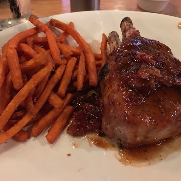 Photo taken at BJ&#39;s Restaurant &amp; Brewhouse by Michelle M. on 4/13/2019