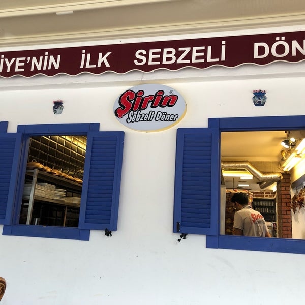 รูปภาพถ่ายที่ Şirin Sebzeli Döner โดย Ayhan T. เมื่อ 7/28/2019