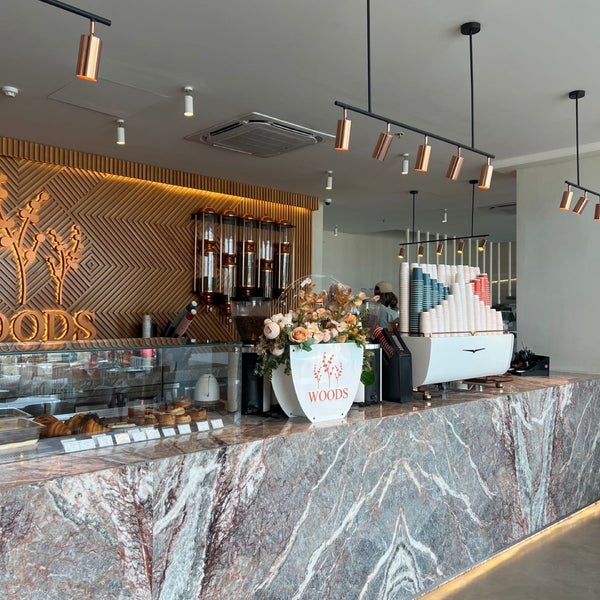 5/8/2024 tarihinde هتون ⚓.ziyaretçi tarafından WOODS Café &amp; Roastery | مقهى ومحمصة وودز'de çekilen fotoğraf