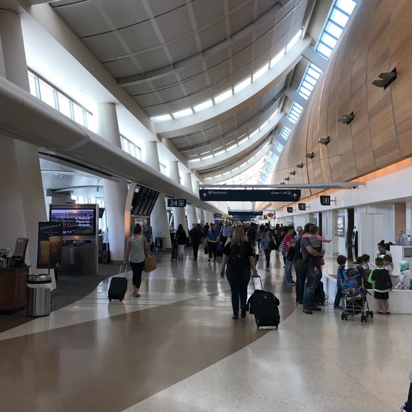 Foto tirada no(a) San Jose Mineta International Airport (SJC) por Gordon G. em 5/26/2017
