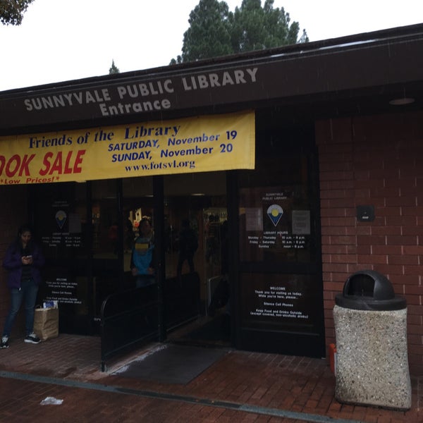 Foto scattata a Sunnyvale Public Library da Gordon G. il 11/20/2016