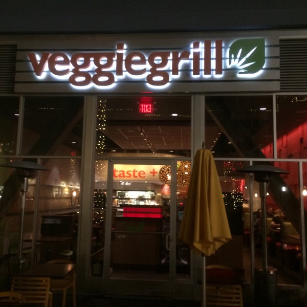 Photo prise au Veggie Grill par Gordon G. le11/24/2015