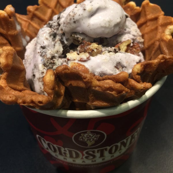 Photo taken at Cold Stone Creamery by DanYee O. on 8/12/2017