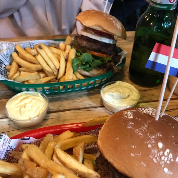 Das Foto wurde bei Rembrandt Burger von Beril D. am 2/22/2018 aufgenommen