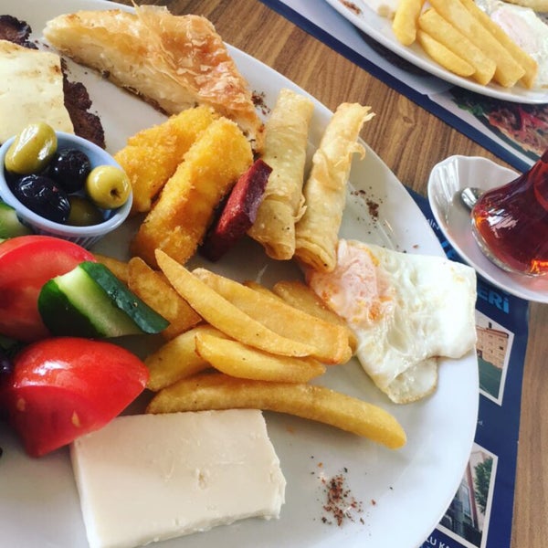 Photo prise au Güzelyurt Dilek Pasta &amp; Cafe Restaurant par Melek Y. le5/26/2017