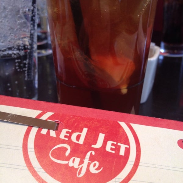12/11/2013 tarihinde Michael Y.ziyaretçi tarafından Red Jet Cafe'de çekilen fotoğraf
