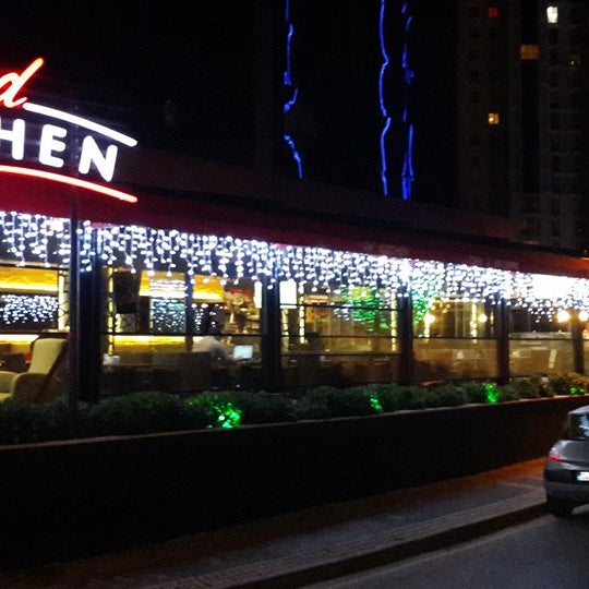 9/21/2015 tarihinde Red Kitchenziyaretçi tarafından Red Kitchen'de çekilen fotoğraf