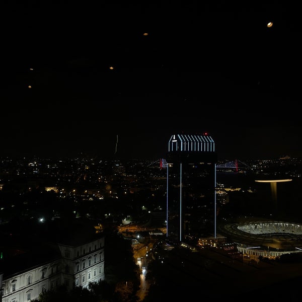 Foto diambil di City Lights Restaurant &amp; Bar InterContinental Istanbul oleh Ali A. pada 7/29/2022