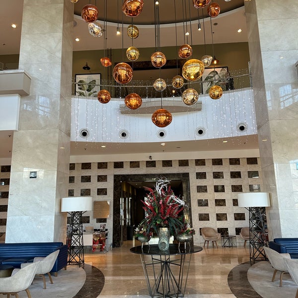 รูปภาพถ่ายที่ WOW Istanbul Hotels &amp; Convention Center โดย Raha Z. เมื่อ 2/8/2024