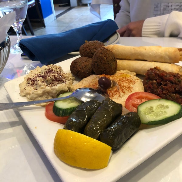 Foto scattata a Istanbul Blue Restaurant da Abdulrahman Alwadani il 10/17/2020