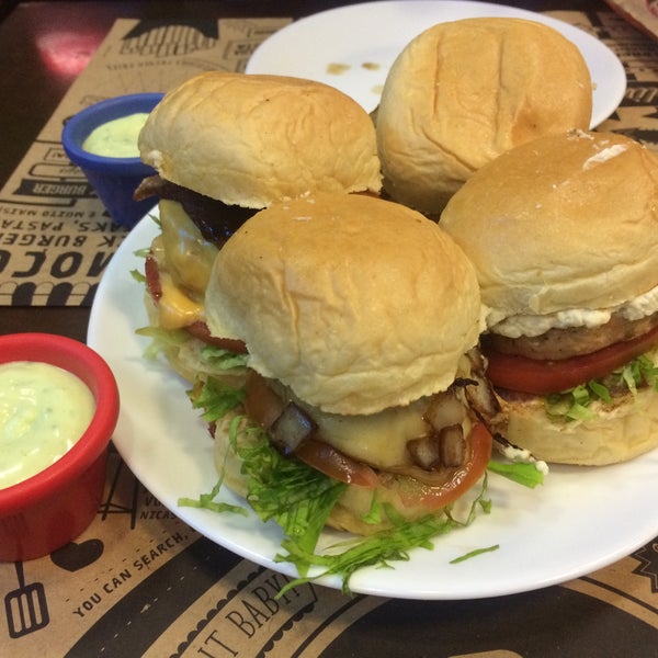 Foto scattata a Rock Burger da Thays B. il 12/30/2015