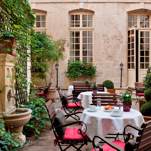 Un bar de Jazz au cœur de Saint Germain des Près. Un patio et un salon avec une gigantesque cheminée, un magnifique endroit pour se détendre en fin de journée.