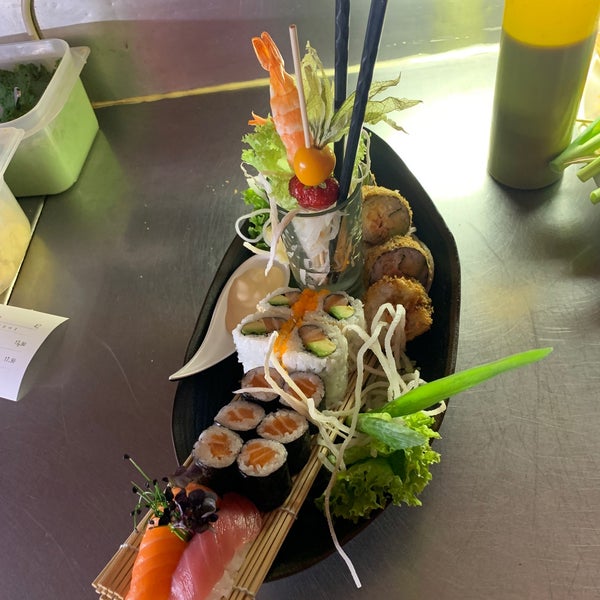 Foto scattata a Sashimi Sushi Lounge da Pham M. il 2/8/2024