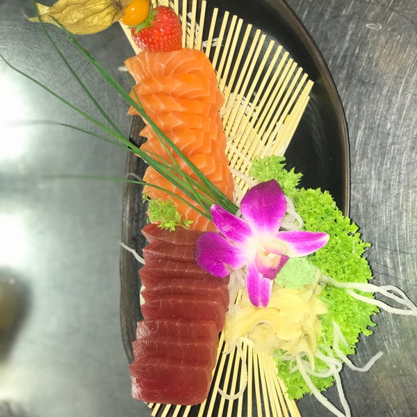 รูปภาพถ่ายที่ Sashimi Sushi Lounge โดย Pham M. เมื่อ 2/8/2024