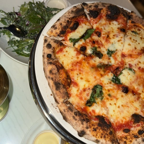 3/2/2024 tarihinde KHALID🐎 ..ziyaretçi tarafından Finzione da Pizza'de çekilen fotoğraf