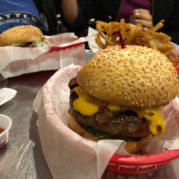 Photo taken at Pearl&#39;s Deluxe Burgers by Johnny D. on 1/13/2018