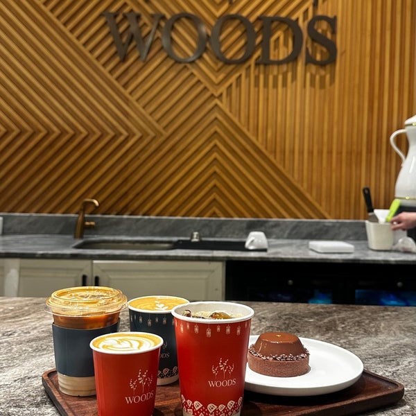 รูปภาพถ่ายที่ WOODS Café &amp; Roastery | مقهى ومحمصة وودز โดย 🩵 .. เมื่อ 4/13/2024
