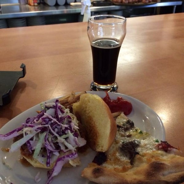 4/8/2014 tarihinde Colby H.ziyaretçi tarafından Under The Sun Eatery &amp; Pizzeria'de çekilen fotoğraf