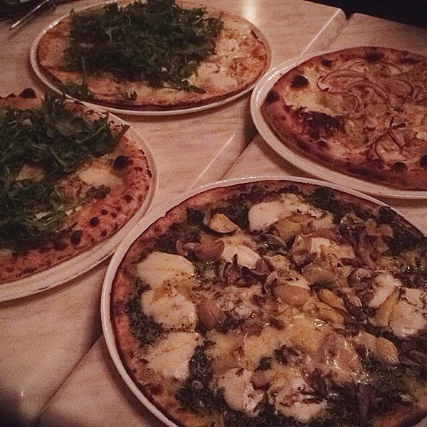 Foto tomada en 800 Degrees Neapolitan Pizzeria  por Samantha M. el 2/22/2015
