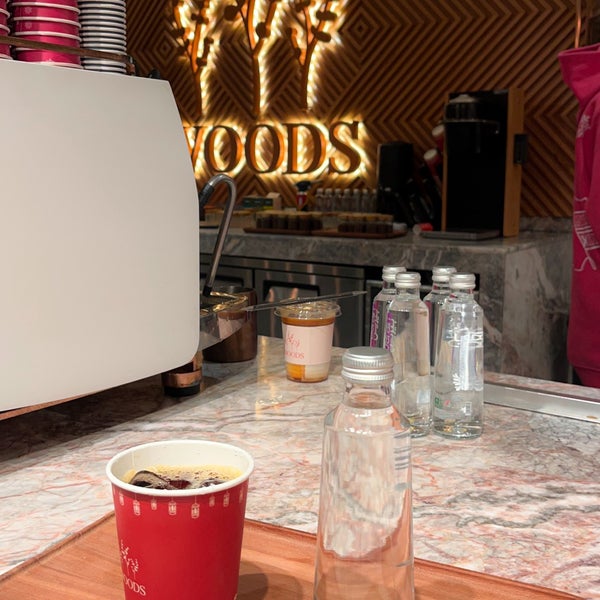Foto tomada en WOODS Café &amp; Roastery | مقهى ومحمصة وودز  por Um Saqer 🦅 .. el 4/5/2024