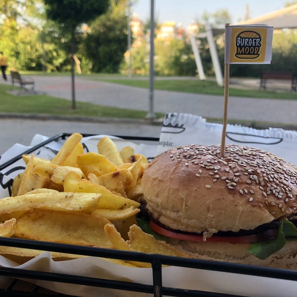Das Foto wurde bei Burger Mood von Aysur K. am 6/27/2018 aufgenommen