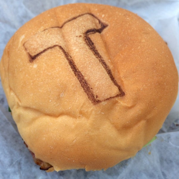 5/31/2014にBevがToma Burger Addictionで撮った写真