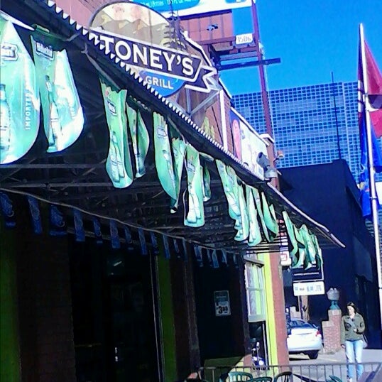 รูปภาพถ่ายที่ Stoney&#39;s Bar and Grill โดย Melinda S. เมื่อ 10/21/2012