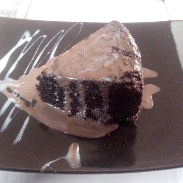 Todo el mundo debería probar su torta de chocolate. / Everyone should try their chocolate cake.