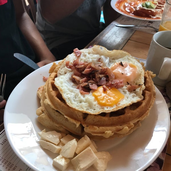 Desayunos muy buenos, la tortilla española y waffles  se destacan.