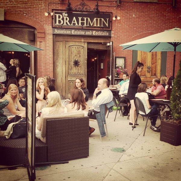 Das Foto wurde bei The Brahmin American Cuisine and Cocktails von The Brahmin American Cuisine and Cocktails am 7/9/2015 aufgenommen