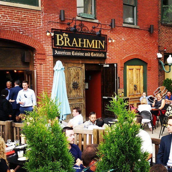 Das Foto wurde bei The Brahmin American Cuisine and Cocktails von The Brahmin American Cuisine and Cocktails am 6/25/2015 aufgenommen