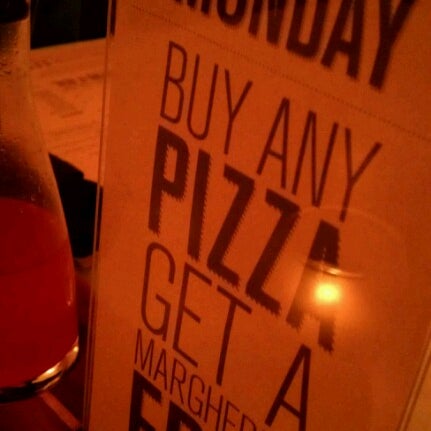 Foto diambil di Michael&#39;s Pizzeria oleh Elliot C. pada 9/25/2012