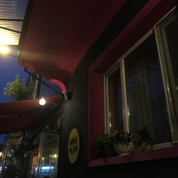 Foto diambil di Arka Plan Cafe oleh Sena Sezen Ö. pada 5/23/2019