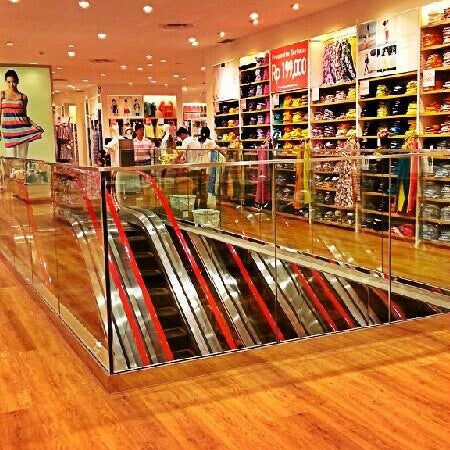 uniqlo kota kasablanka