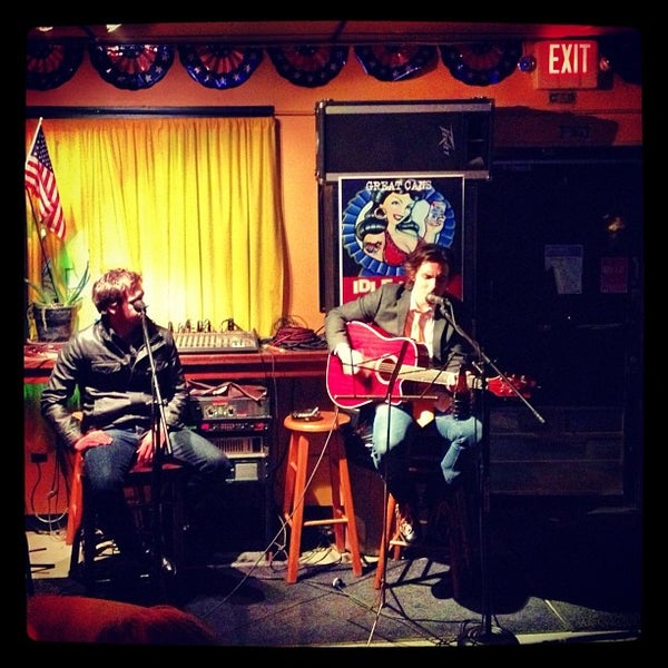 Foto diambil di Bobby&#39;s Idle Hour Tavern oleh Brad H. pada 11/2/2012