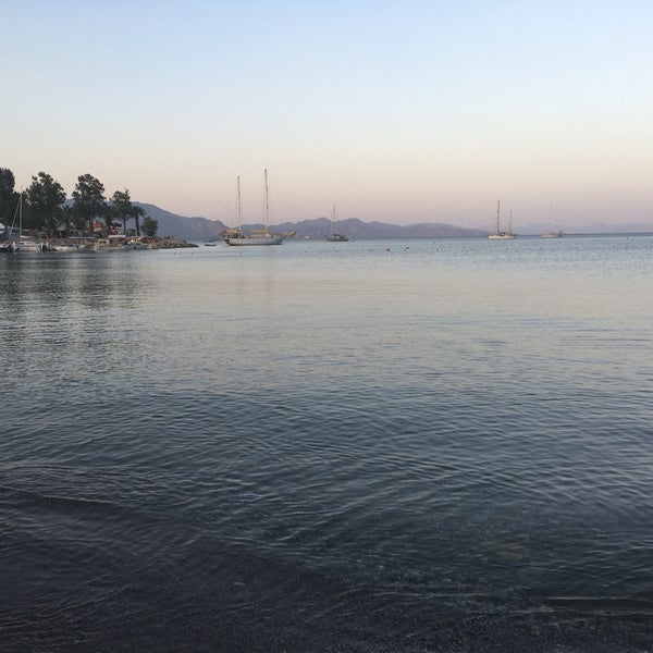 Foto diambil di JustDatça Beach &amp; Bistro oleh Müşerref pada 6/28/2016