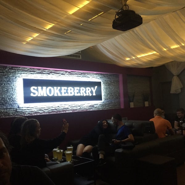 รูปภาพถ่ายที่ Smokeberry Lounge Bar โดย Anxen S. เมื่อ 9/17/2016