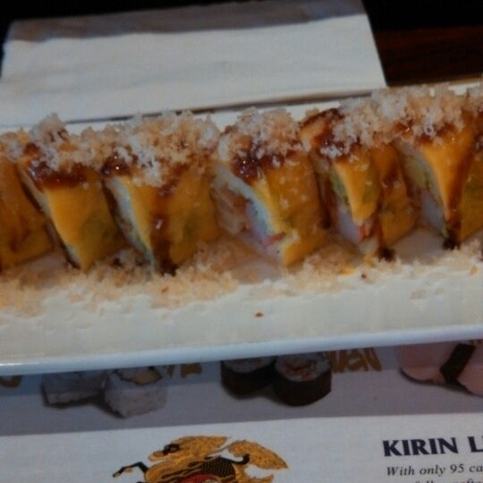 Photo prise au Sakura Japanese Steak, Seafood House &amp; Sushi Bar par Lindsay L. le3/28/2013