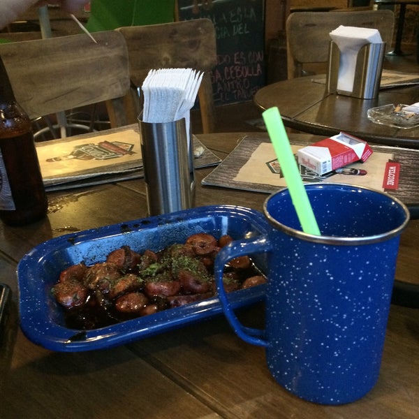 Photo prise au Redneck Wings Ribs and Beer par Cyn T. le9/6/2015