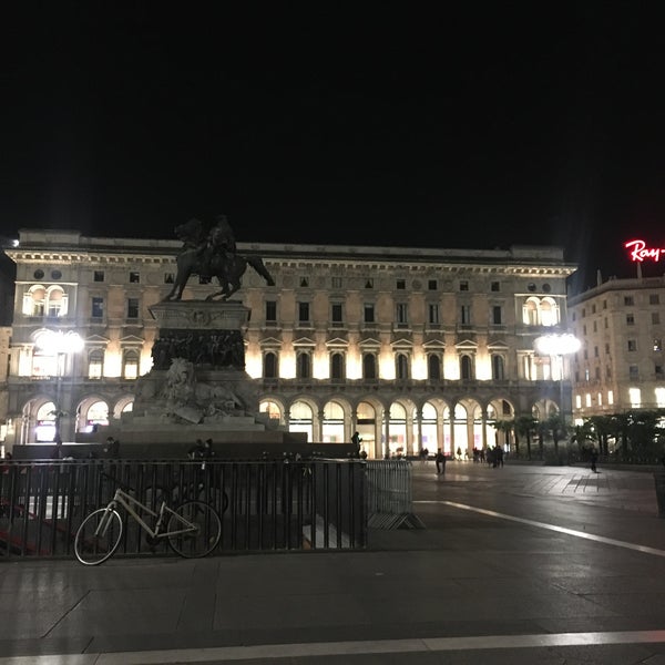 Das Foto wurde bei Piazza del Duomo von LiLi am 10/25/2017 aufgenommen