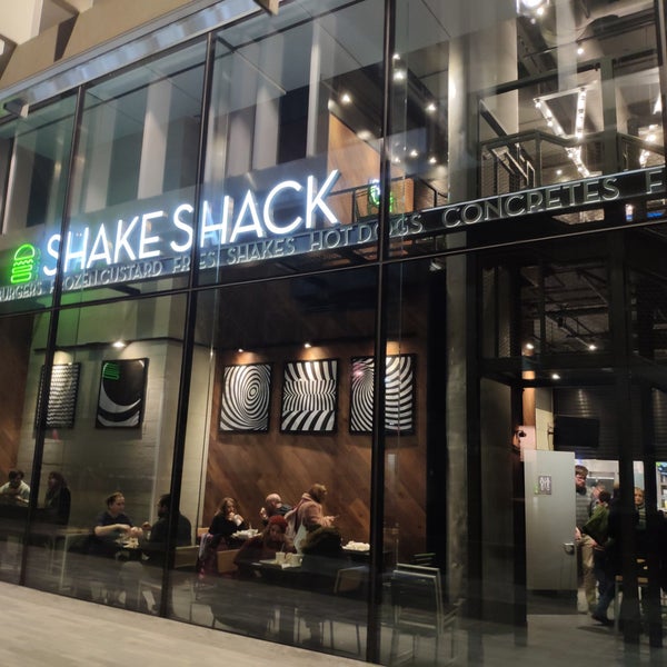 11/17/2018 tarihinde Antonis T.ziyaretçi tarafından Shake Shack'de çekilen fotoğraf