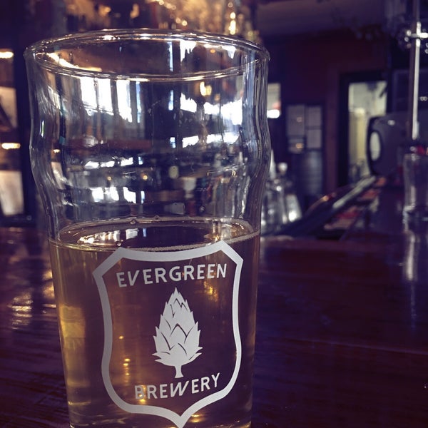 Foto tirada no(a) Evergreen Brewery and Tap House por Mij S. em 8/23/2019