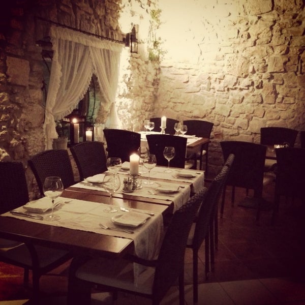 รูปภาพถ่ายที่ Restaurant Mediteran โดย Tanja Dajana J. เมื่อ 5/15/2013